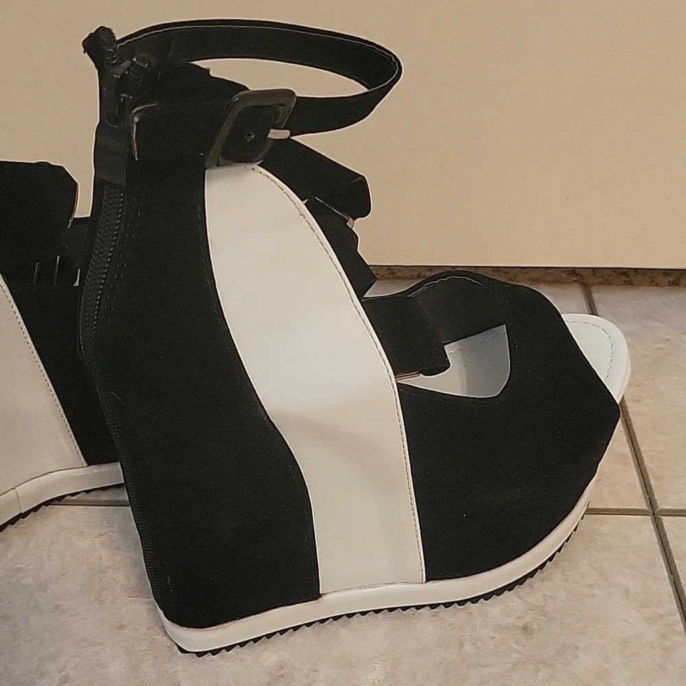 Women's peep toe platform wedge black and white Size 38 (7-7.5US)